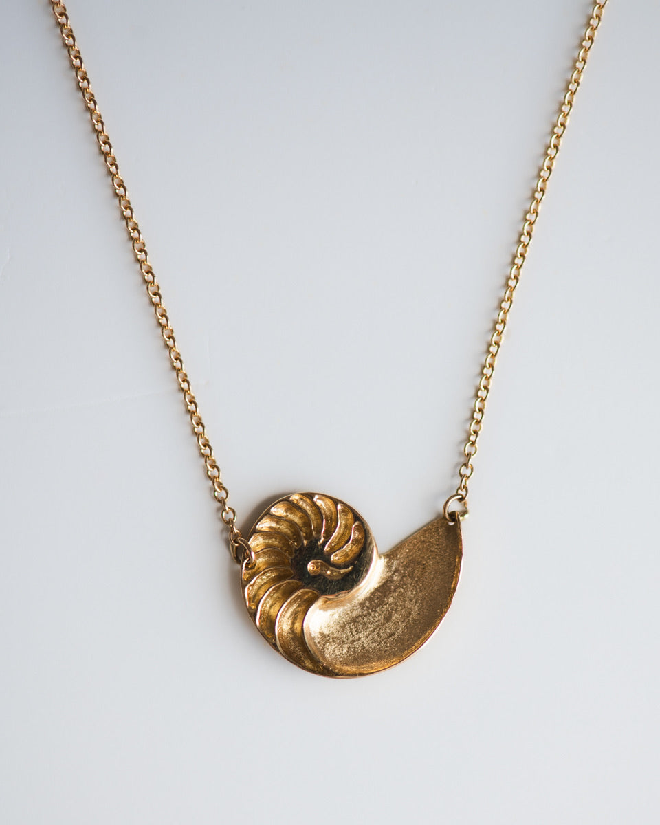 Nautilus Necklace in 18K Gold