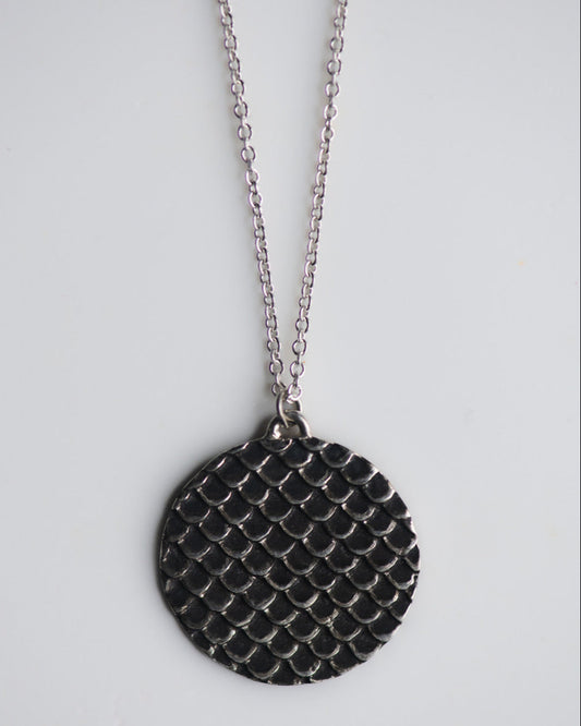 Scales Texture Circle Necklace