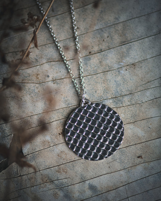 Scales Texture Circle Necklace