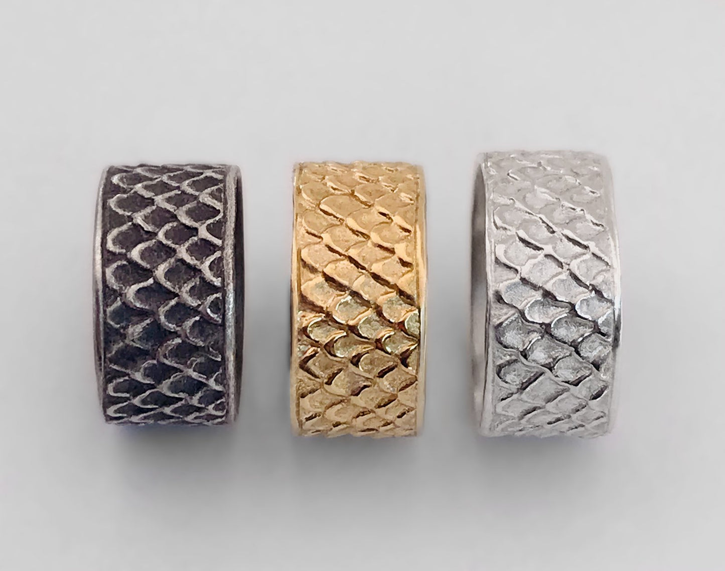 Scales Texture Band in 18K Gold