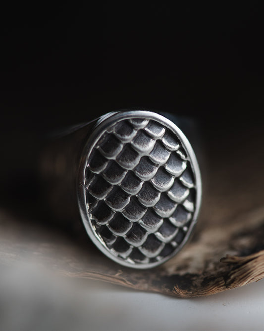Scales Texture Signet Ring