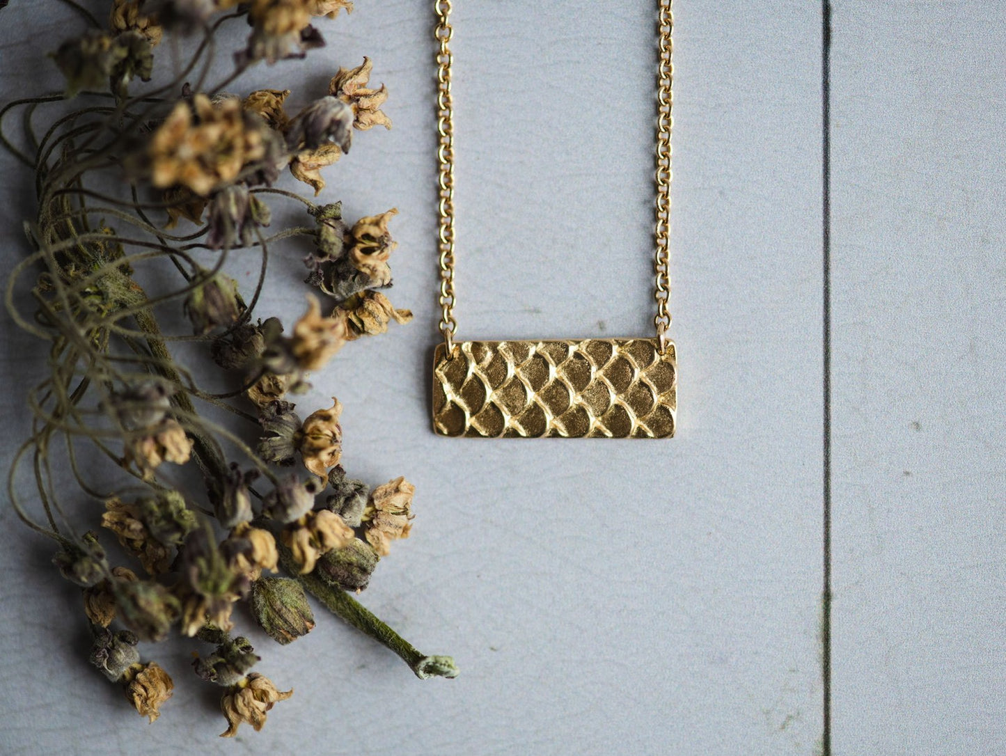 Scales Texture Horizontial Short Bar Necklace in 18K Gold