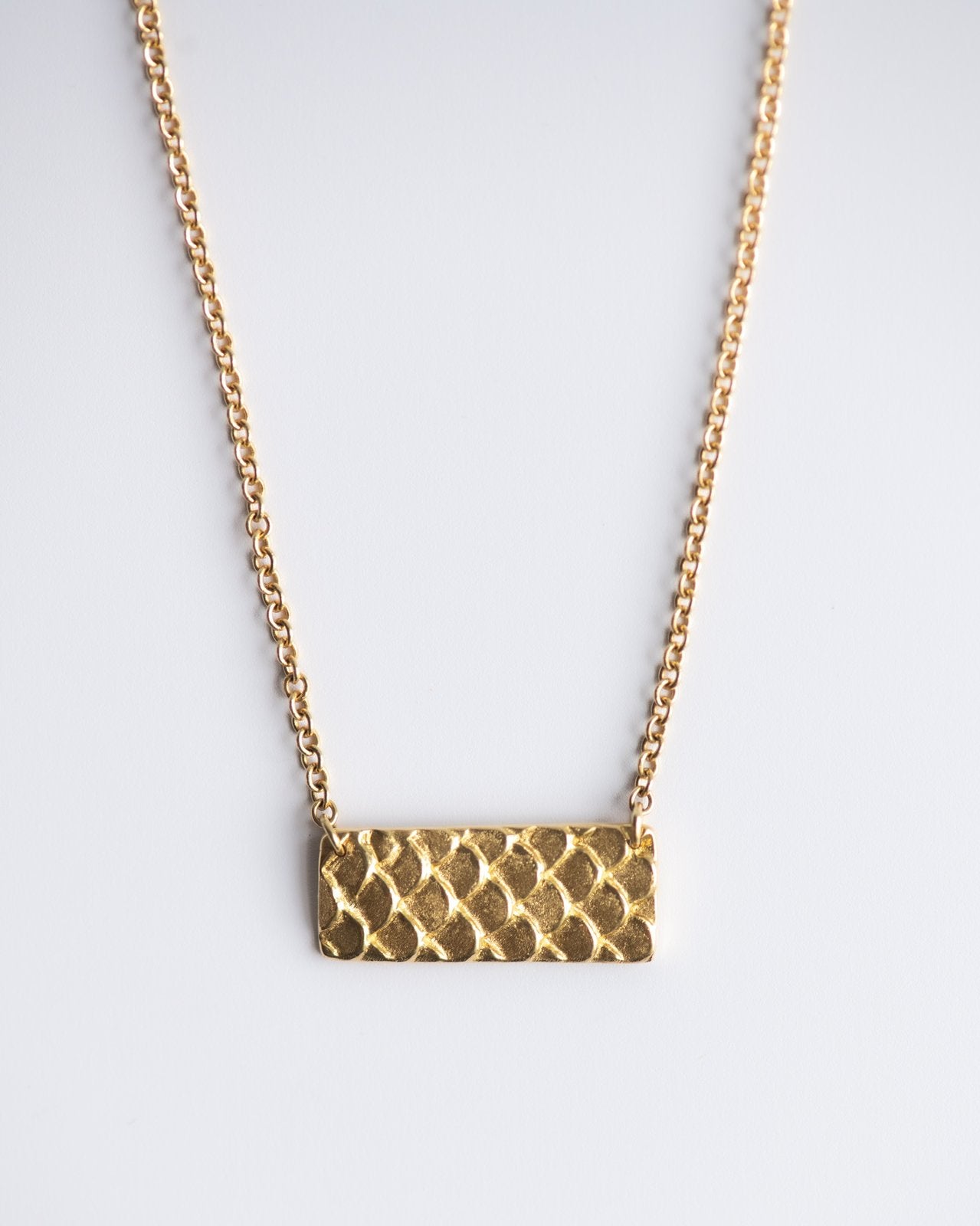 Scales Texture Horizontial Short Bar Necklace in 18K Gold