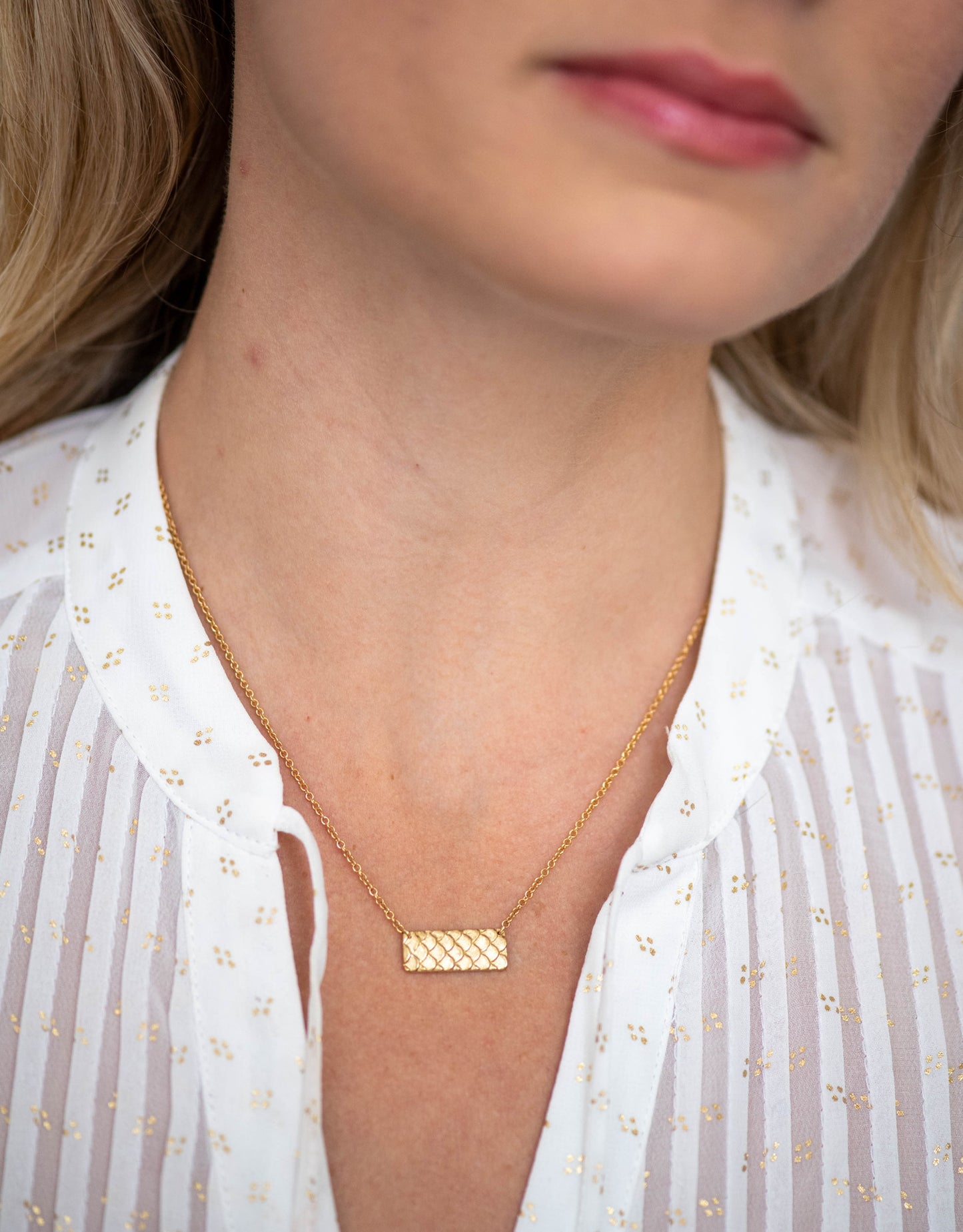 Scales Texture Horizontial Short Bar Necklace in 18K Gold