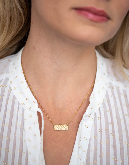 Scales Texture Horizontial Short Bar Necklace in 18K Gold