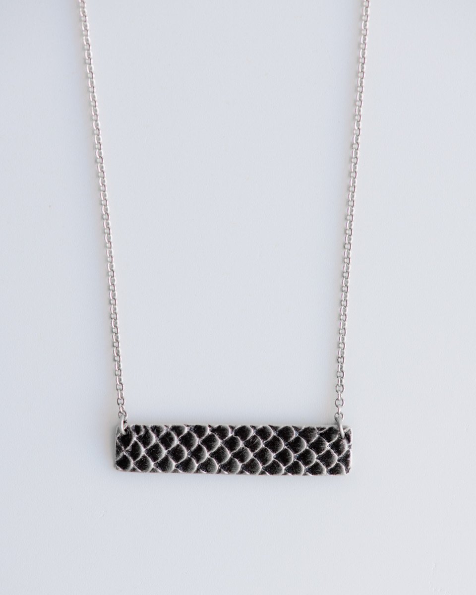 Scales Texture Horizontal Bar Necklace