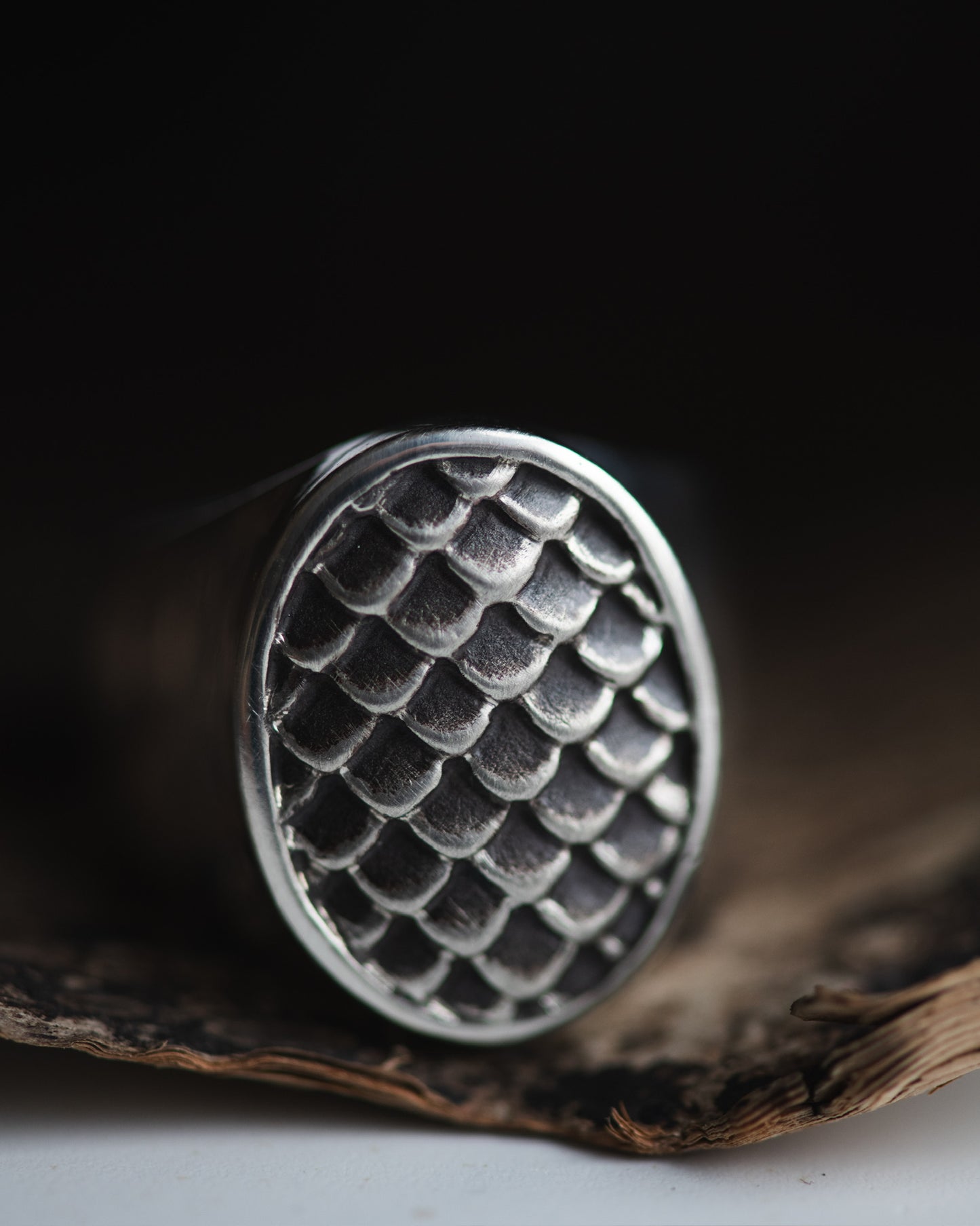 Scales Texture Signet Ring
