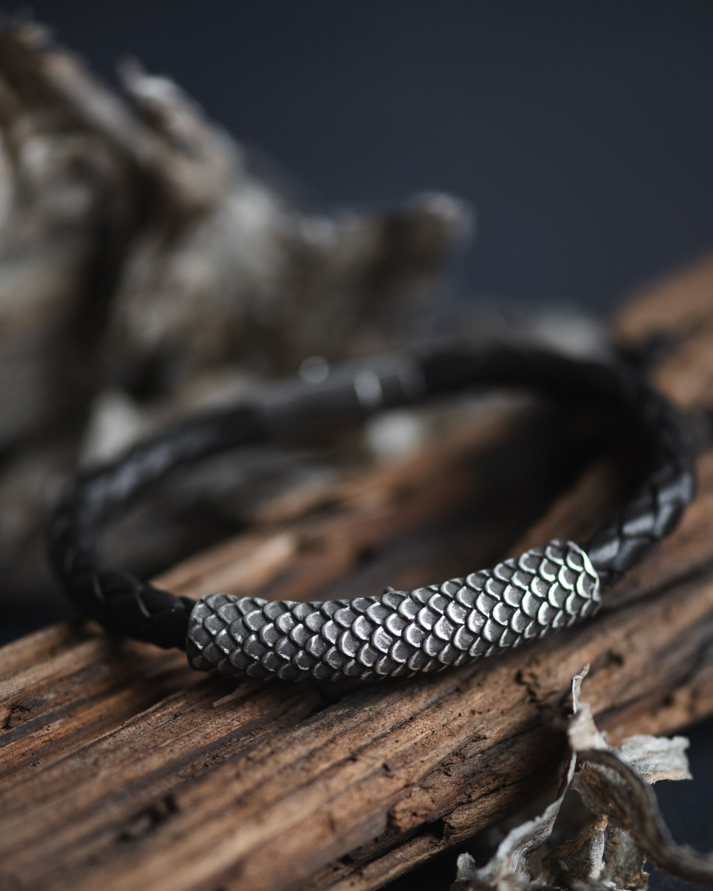 Scales Texture Leather Bracelet