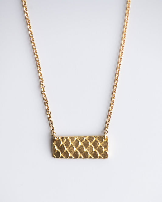 Scales Texture Horizontial Short Bar Necklace in 18K Gold
