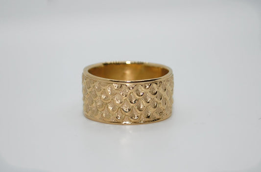 Scales Texture Band in 18K Gold