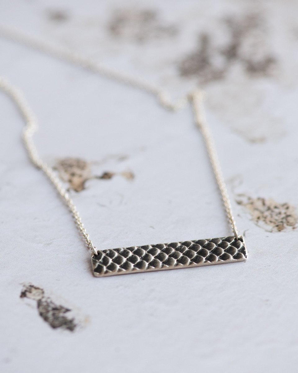 Scales Texture Horizontal Bar Necklace